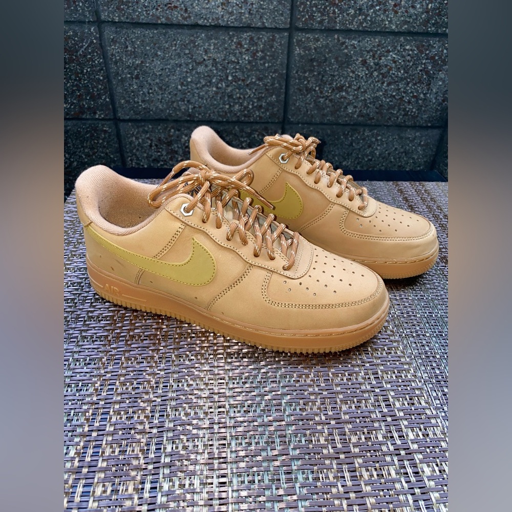 Nike Low-Top Sneakers in Wheat and Yellow